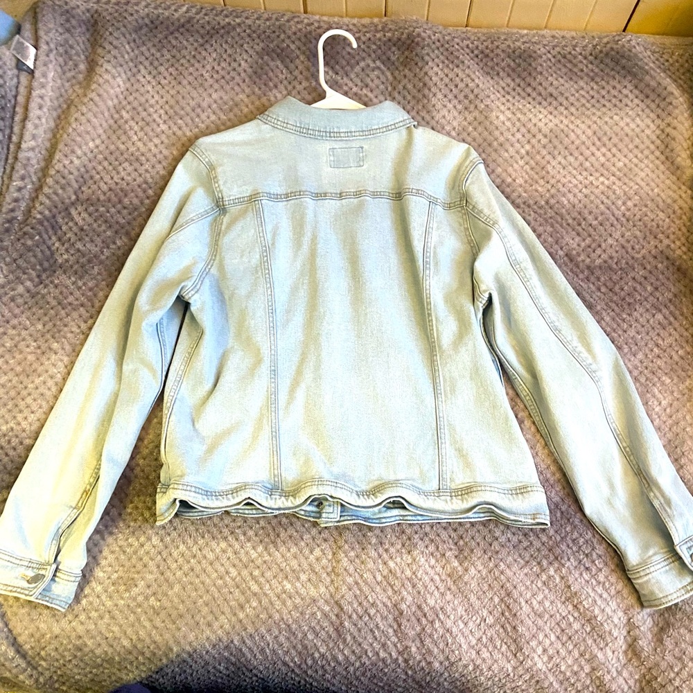 Vintage Universal thread Jean jacket size XL in women and never been worn.